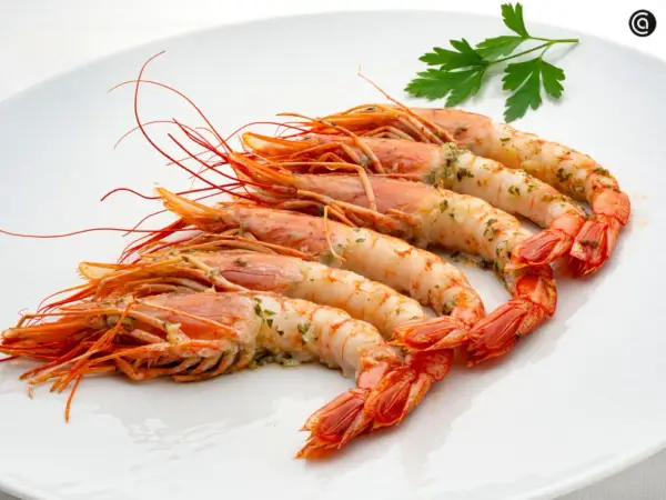 Gambones al horno, jugosos y con un toque de perejil, listos para disfrutar.