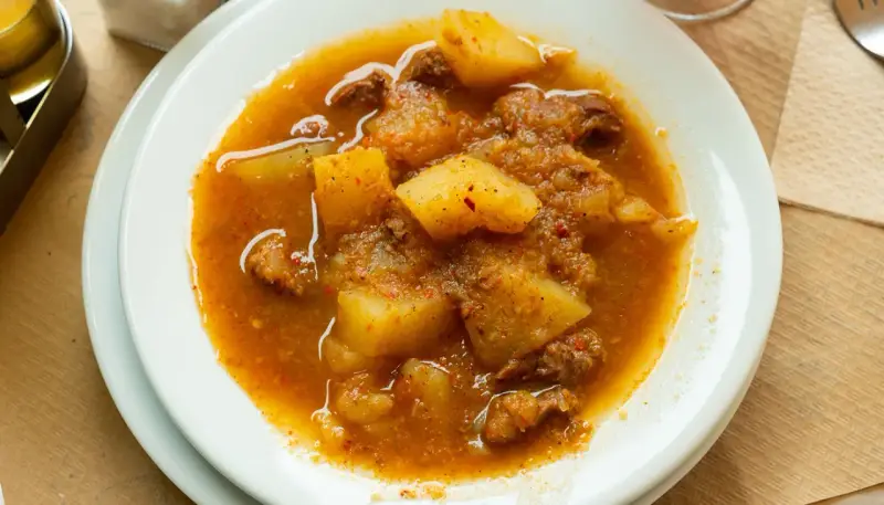 Guiso reconfortante con trozos de carne y patatas en una salsa especiada, perfecto para los alimentos de invierno.