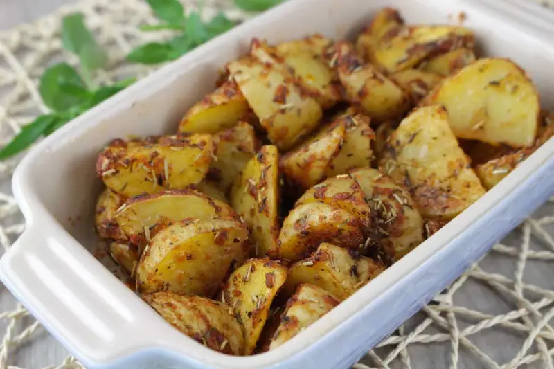 Patatas al microondas, doradas y crujientes, con hierbas aromáticas. Un aperitivo rápido y delicioso.